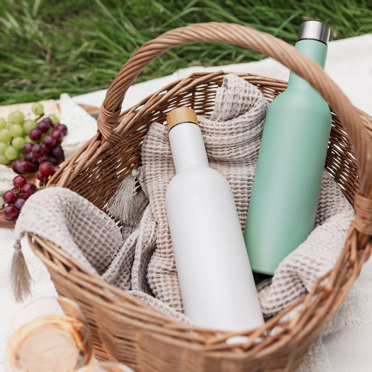 Double Wall Insulated Travel Wine Bottle - 750ml (25oz): White
